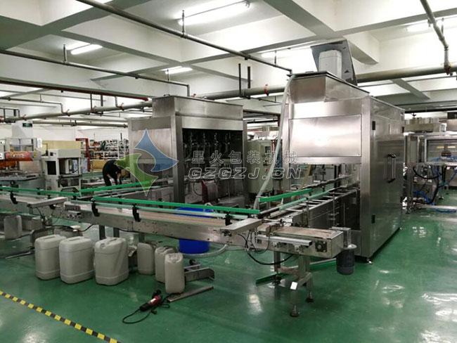 稱重式灌裝機(jī)智能化裝配車間
